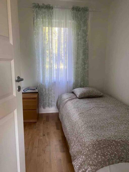 Trevlig Stuga Med Uteplats Rimbo Exterior foto