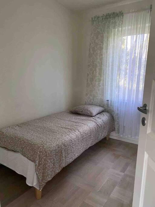 Trevlig Stuga Med Uteplats Rimbo Exterior foto